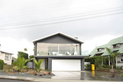 Photo of property in 26 Marine Parade, Mellons Bay, Auckland, 2014