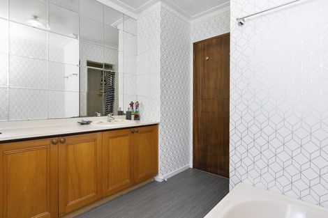 Photo of property in 70 Kinmont Crescent, Kinmont Park, Mosgiel, 9024