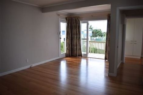 Photo of property in 2/40 Pupuke Road, Takapuna, Auckland, 0622