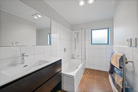 Photo of property in 20 Ina Ville Drive, Pukekohe, 2120