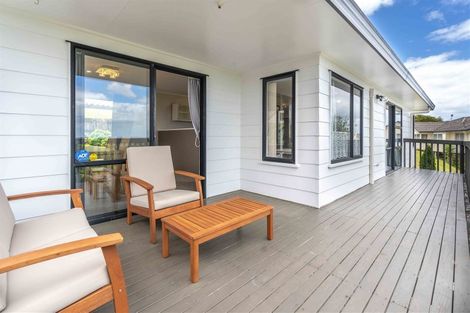 Photo of property in 16 Amery Place, West Harbour, Auckland, 0618