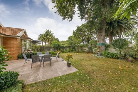 Photo of property in 4 The Oaks, Awapuni, Palmerston North, 4412