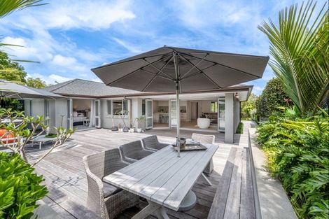 Photo of property in 100 Beach Road, Mellons Bay, Auckland, 2014
