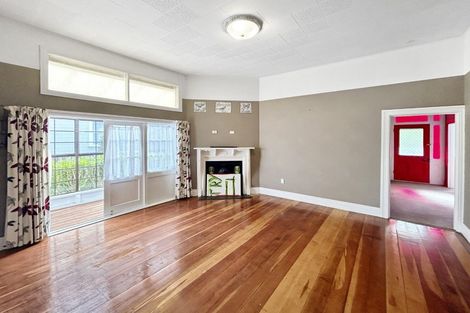 Photo of property in 21 Weraroa Road, Waverley, 4510