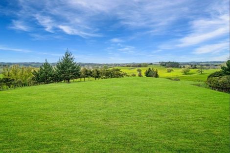 Photo of property in 107 Cemetery Road, Wainui, 0992