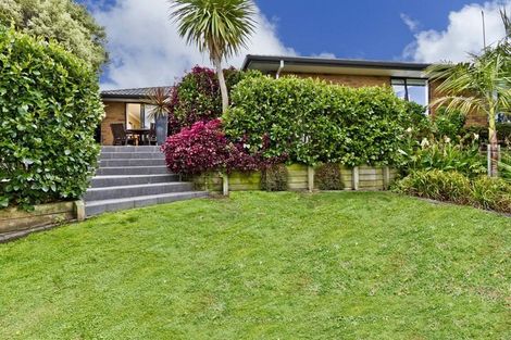 Photo of property in 16 Baulcomb Parade, Windsor Park, Auckland, 0632