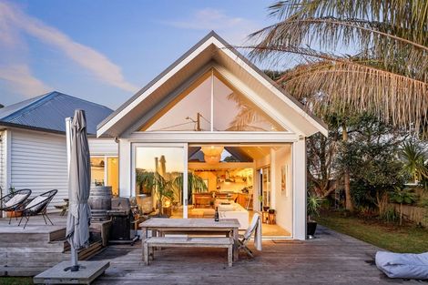 Photo of property in 17 Vincent Road, Northcote Point, Auckland, 0627