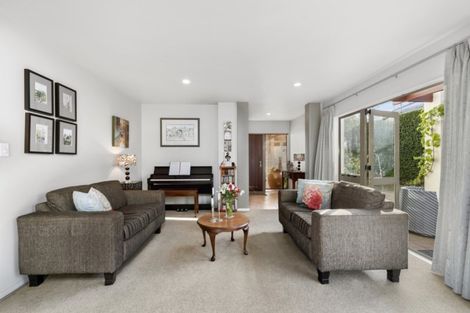 Photo of property in 2/64 Onewa Road, Northcote, Auckland, 0627