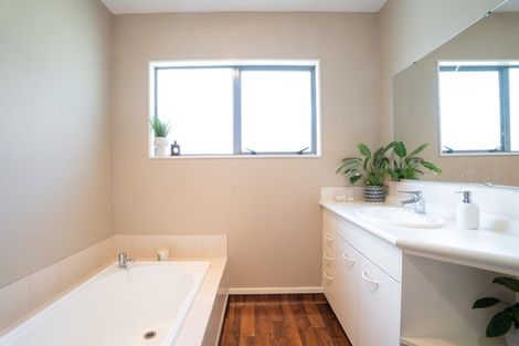 Photo of property in 2 Myers Grove, Churton Park, Wellington, 6037