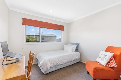 Photo of property in 7 Sumner Terrace, Aotea, Porirua, 5024