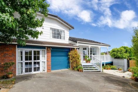 Photo of property in 2/10 Landsberg Way, Windsor Park, Auckland, 0632