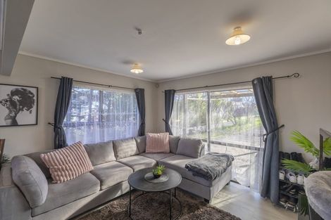 Photo of property in 2/23 Flaunty Place, West Harbour, Auckland, 0618