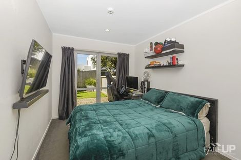 Photo of property in 2/143a Wiseley Road, West Harbour, Auckland, 0618