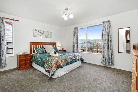 Photo of property in 9 Ordley Grove, Tawa, Wellington, 5028