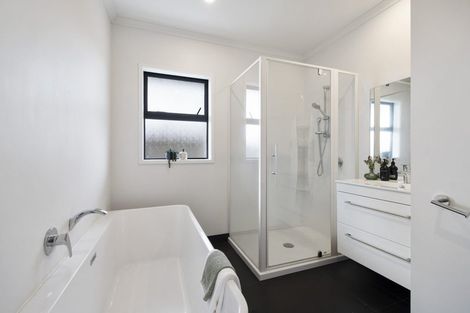 Photo of property in 11 Coutts Way, Fitzherbert, Palmerston North, 4410