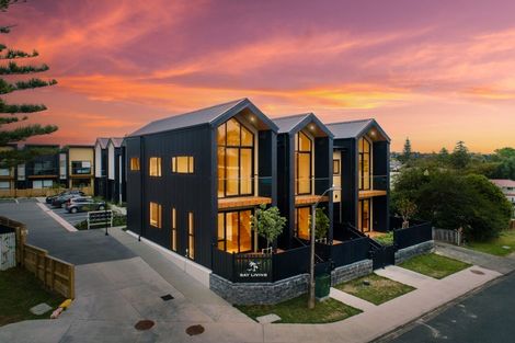 Photo of property in 27a Dawnhaven Drive, Te Atatu Peninsula, Auckland, 0610