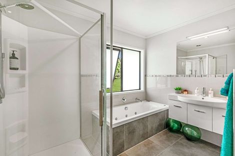 Photo of property in 19 Kendallvale Drive, Waiuku, 2123