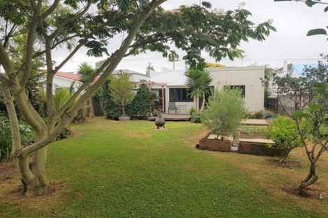 Photo of property in 28 Bulteel Street, New Plymouth, 4310