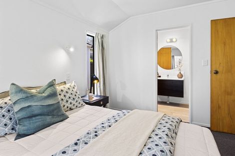 Photo of property in 1 Fairview Place, Westown, New Plymouth, 4310