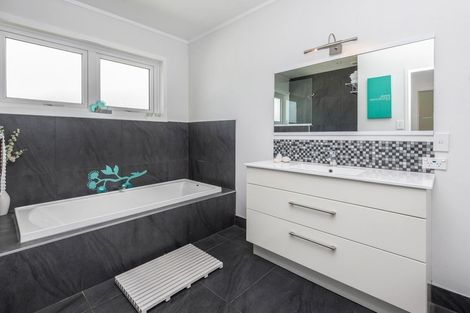 Photo of property in 4 Birman Close, Half Moon Bay, Auckland, 2012