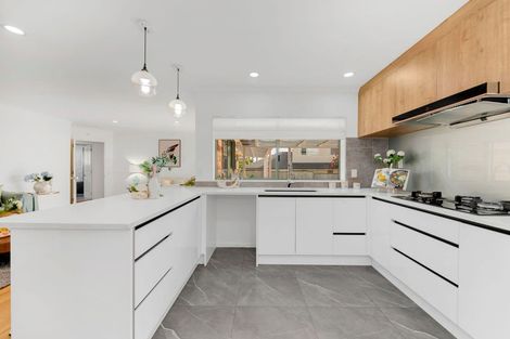 Photo of property in 5 Point View Link, East Tamaki Heights, Auckland, 2016