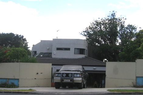 Photo of property in 147 Glenfield Road, Hillcrest, Auckland, 0626