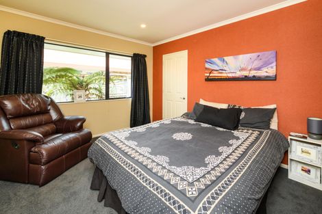 Photo of property in 54 Roberts Line, Kelvin Grove, Palmerston North, 4414