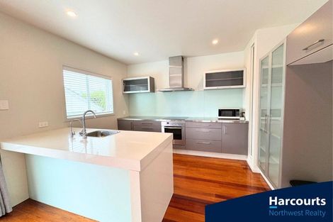 Photo of property in 86 Wiseley Road, West Harbour, Auckland, 0618