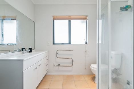 Photo of property in 5 Macadamia Close, Goodwood Heights, Auckland, 2105