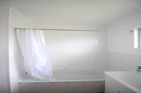 Photo of property in 2/587 Glenfield Road, Totara Vale, Auckland, 0629