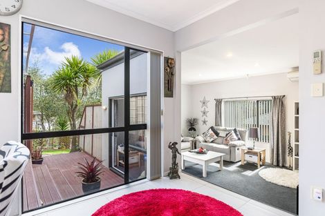 Photo of property in 52 Hewlett Road, Massey, Auckland, 0614
