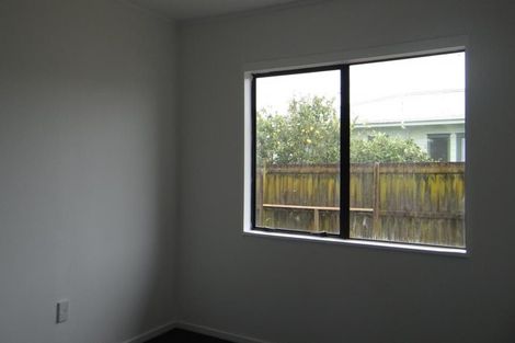 Photo of property in 2/11 De Bloge Place, Clendon Park, Auckland, 2103