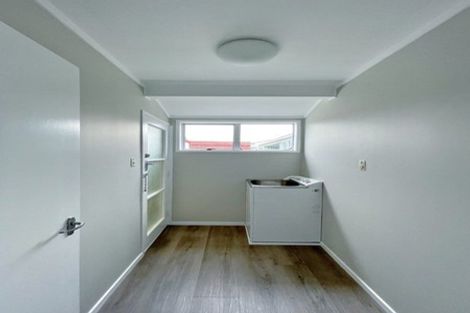 Photo of property in 2/82 Moore Street, Hillcrest, Auckland, 0627