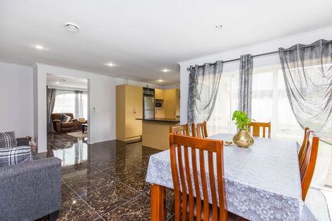 Photo of property in 10 Villino Place, Randwick Park, Auckland, 2105