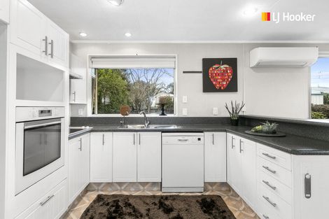 Photo of property in 32 Elwyn Crescent, Green Island, Dunedin, 9018