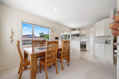 Photo of property in 2/138 Whitford Road, Somerville, Auckland, 2014