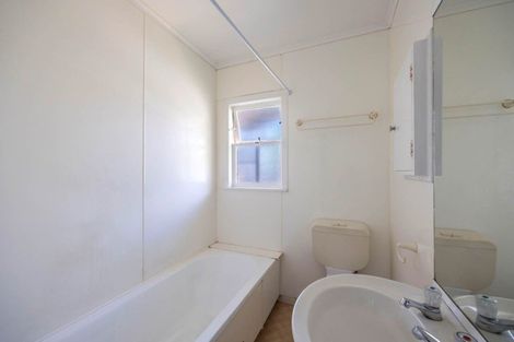 Photo of property in 1/6 Hillcrest Avenue, Hillcrest, Auckland, 0627