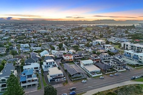 Photo of property in 1/186 Marine Parade, Mount Maunganui, 3116