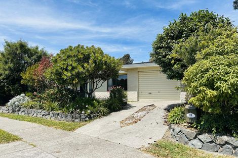 Photo of property in 28 Rewarewa Crescent, Waikanae, 5036