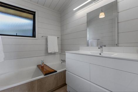 Photo of property in 46 Stratford Drive, Cable Bay, 0420