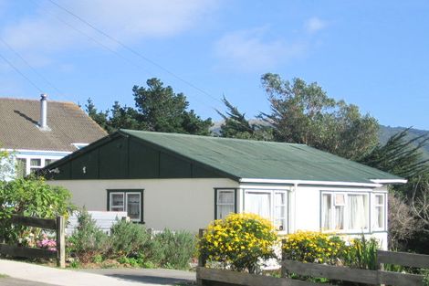 Photo of property in 8 Dorset Grove, Cannons Creek, Porirua, 5024