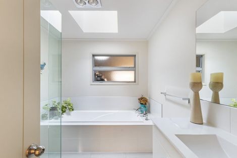 Photo of property in 33 Veale Road, Frankleigh Park, New Plymouth, 4371