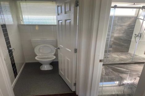 Photo of property in 27 Clinton Avenue, Te Atatu Peninsula, Auckland, 0610