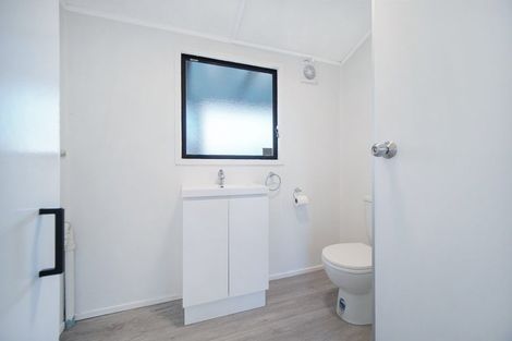 Photo of property in 5a Shamrock Lane, Te Atatu Peninsula, Auckland, 0610