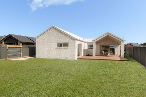 Photo of property in 33 Tabraham Crescent, Pyes Pa, 3112