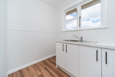 Photo of property in 3 Montrose Place, Takaro, Palmerston North, 4412