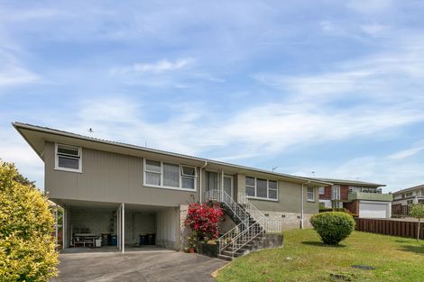 Photo of property in 1/32 Rosewarne Crescent, Glendene, Auckland, 0602