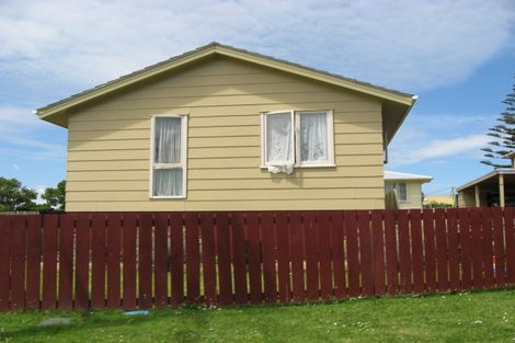 Photo of property in 10 Tarata Crescent, Mangere Bridge, Auckland, 2022