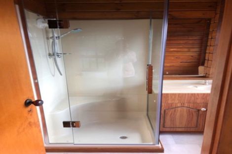 Photo of property in 21 Unsworth Drive, Unsworth Heights, Auckland, 0632