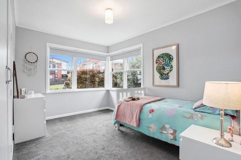 Photo of property in 4 Maunder Place, New Lynn, Auckland, 0600